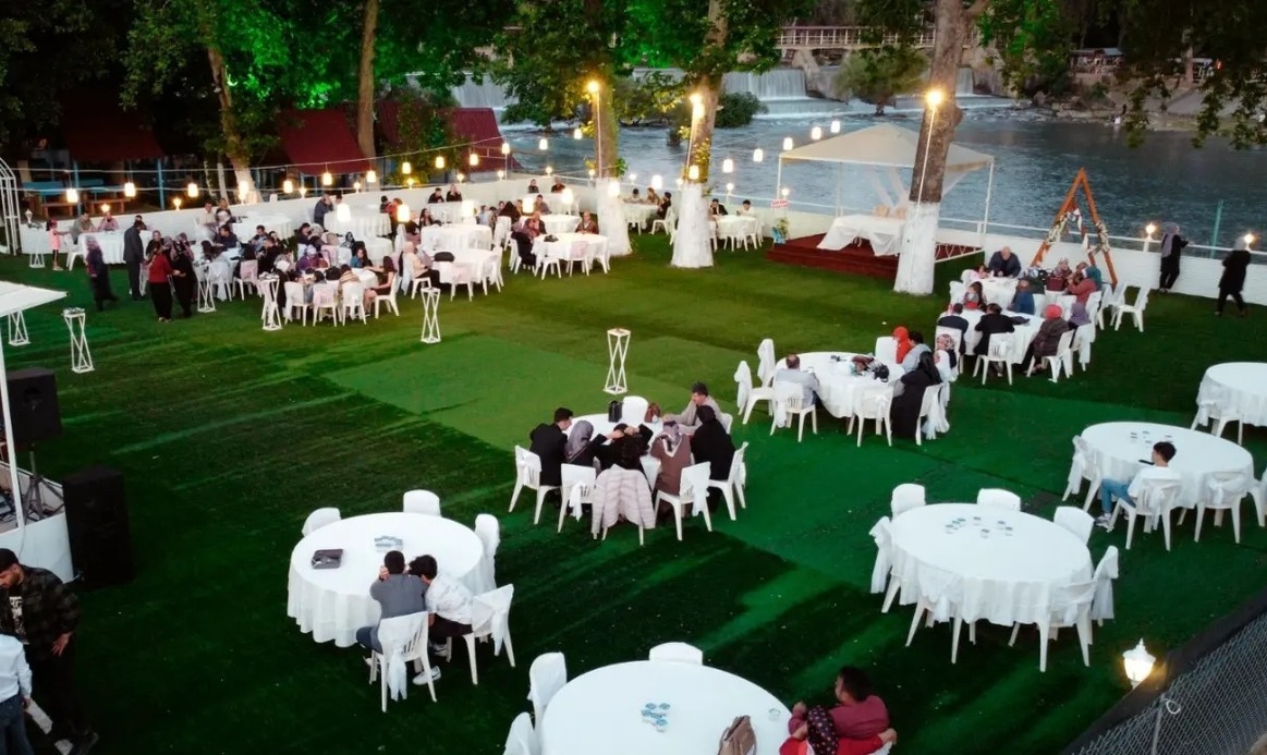 Tarsus Su Sesi Cafe & Restaurant - su kıyısında açık organizasyon alanı